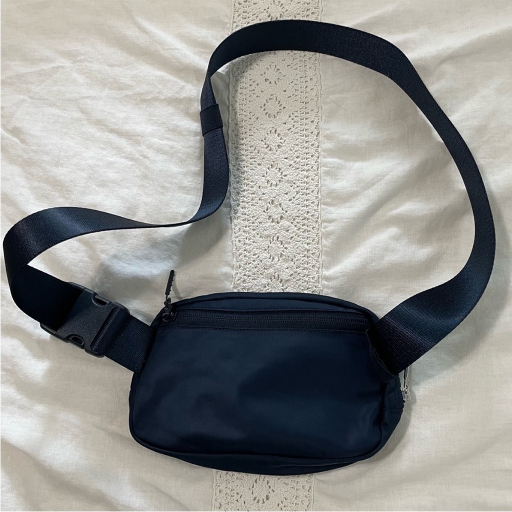 EUC Lululemon Navy Belt Bag 1L - Picture 2 of 3
